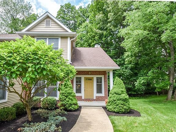 2nd image of 1018 S Hill Ct