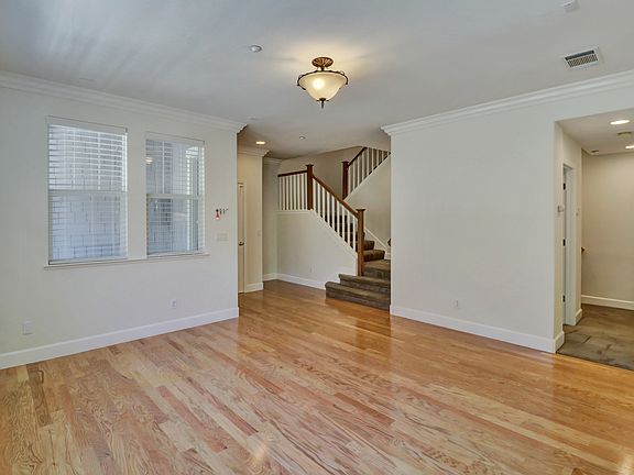 4th image of 200 Oak Ct #204