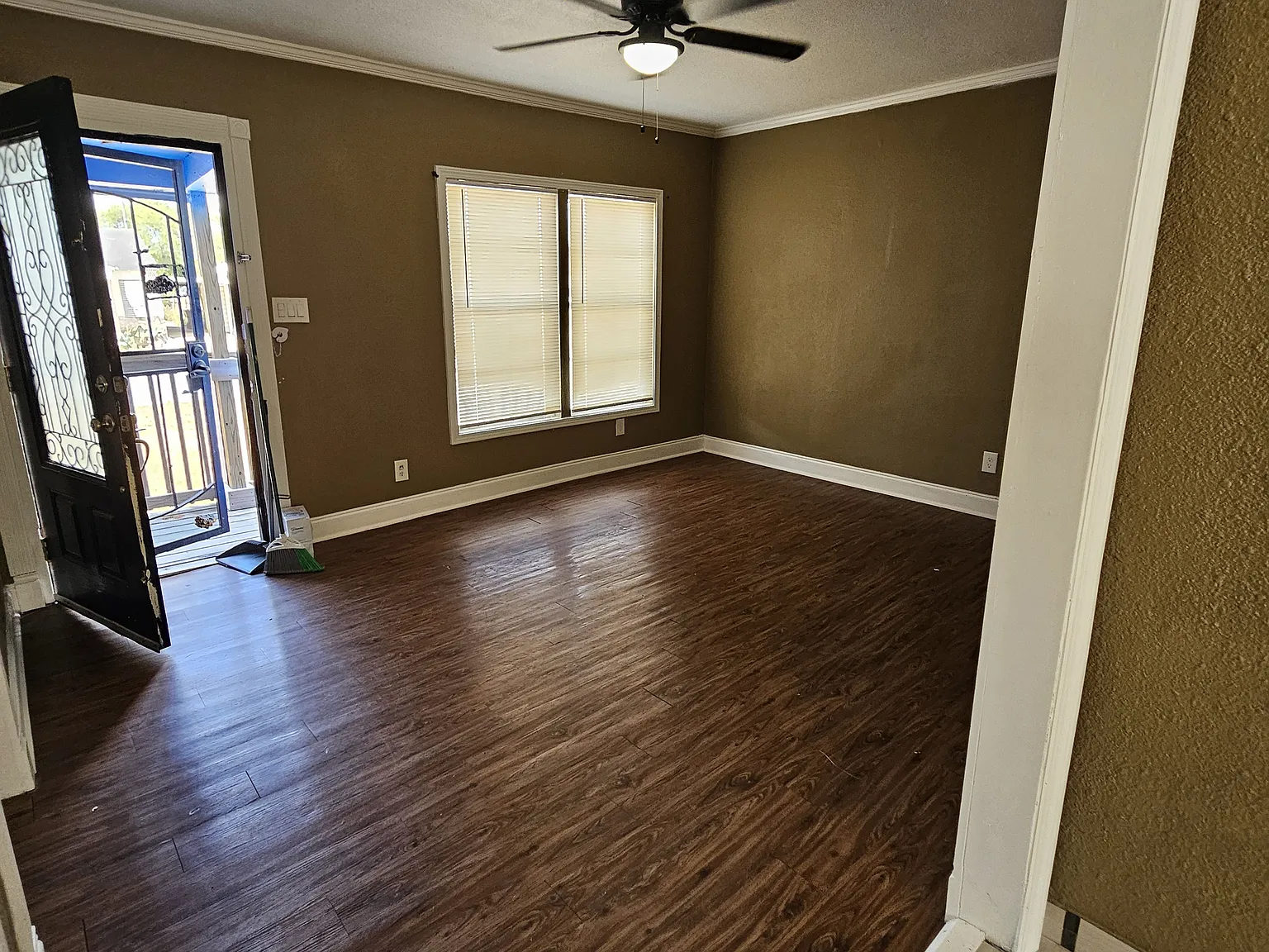 3 bed, 1000 sqft, $1,800 — Photo 2