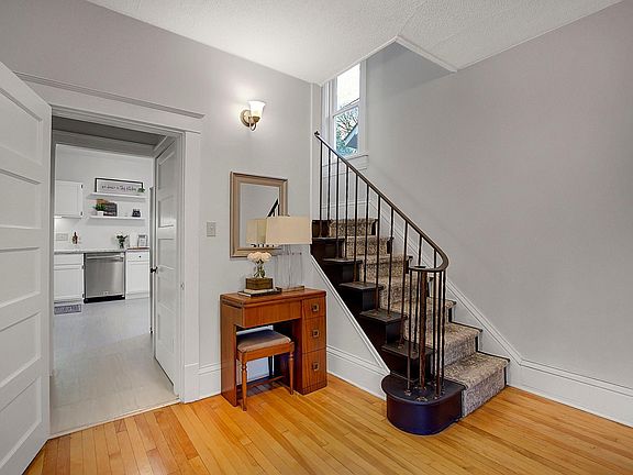 5th image of 203 King St W