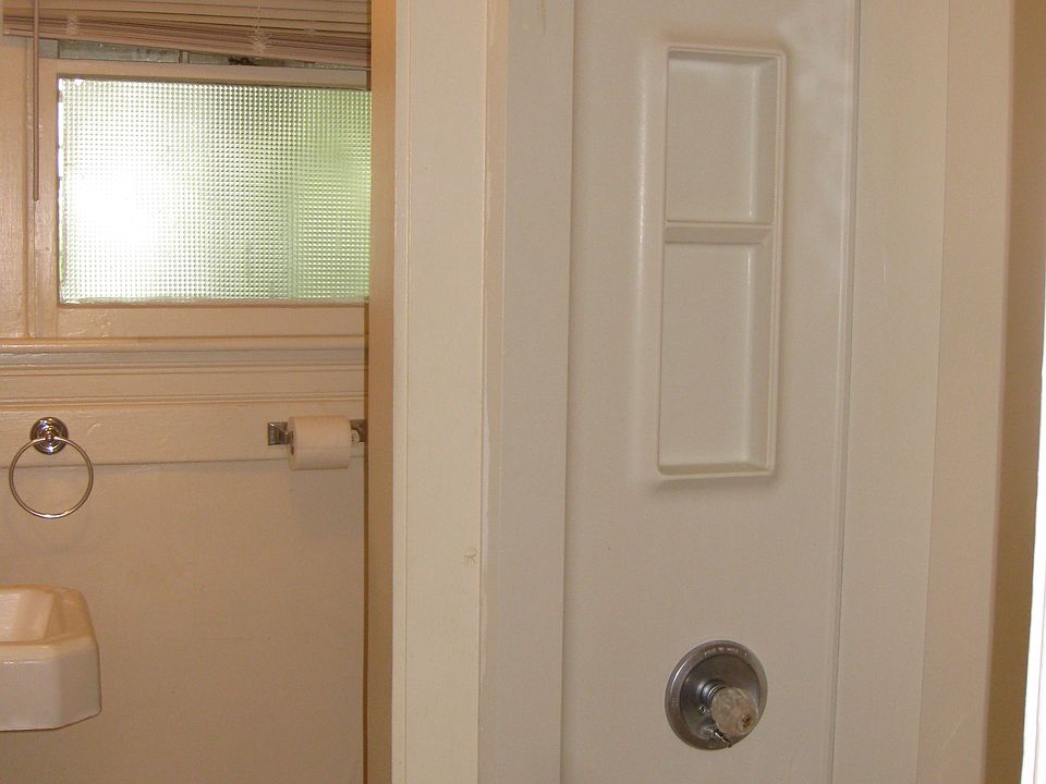 1st image of 115 Bruce Pl APT 3