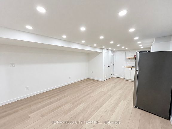 4th image of 148 Ascot Ave