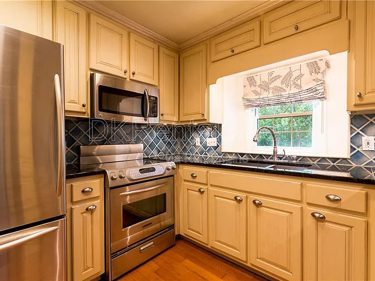 82 Montre Sq NW — Photo 9