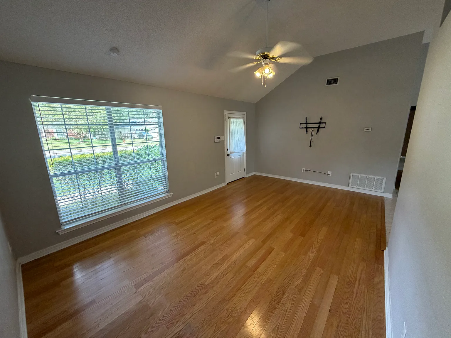 3 bed, 1600 sqft, $1,850 — Photo 2