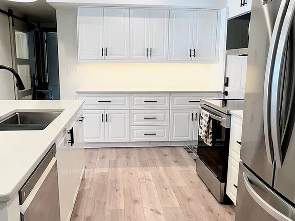 Convenient kitchen layout.