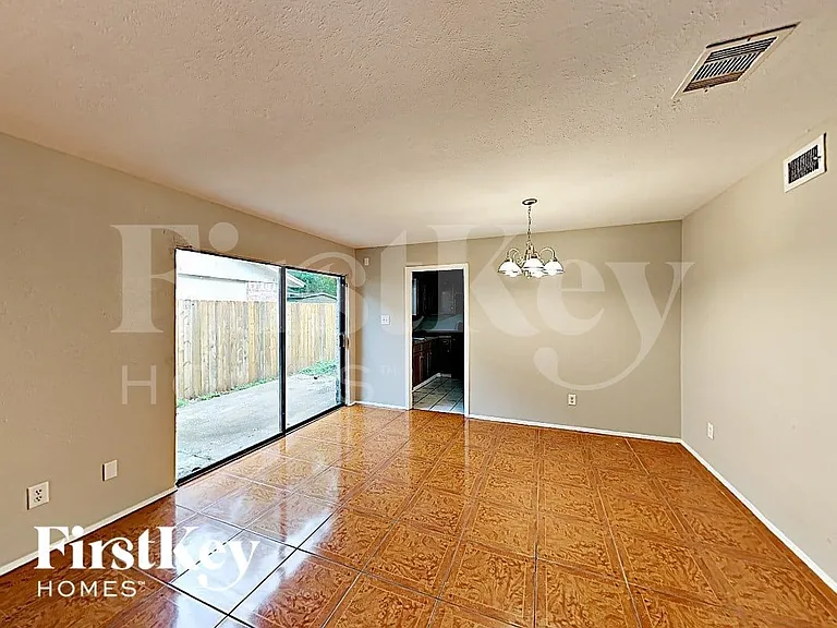 10615 Heather Hill Dr — Photo 5