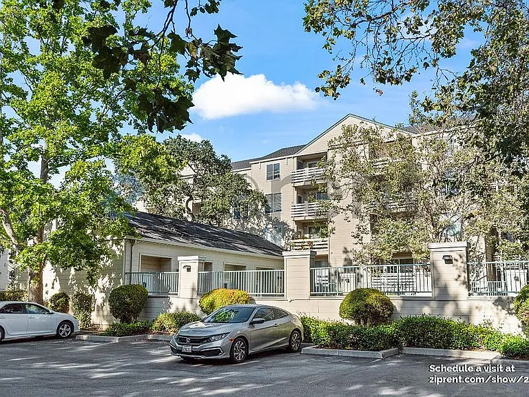 E El Camino Real — Photo 1
