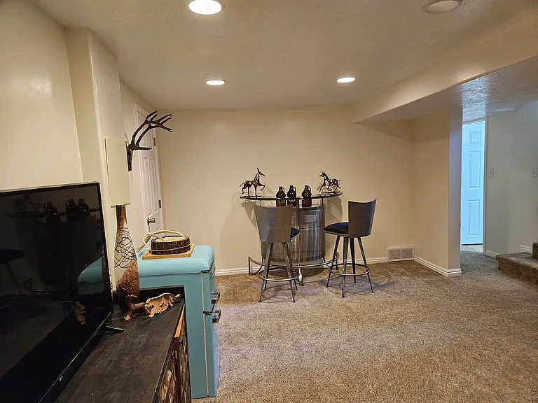 330 E 900 N — Photo 21