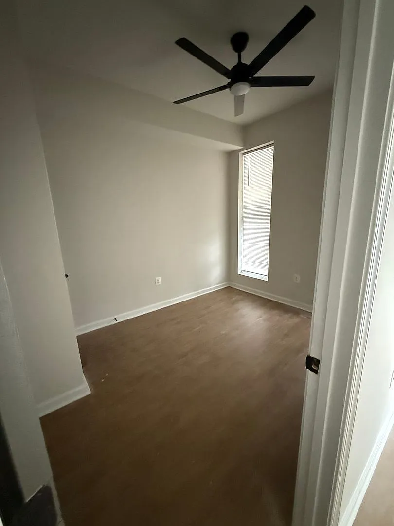 Newly Renovated Townhouse — Photo 4