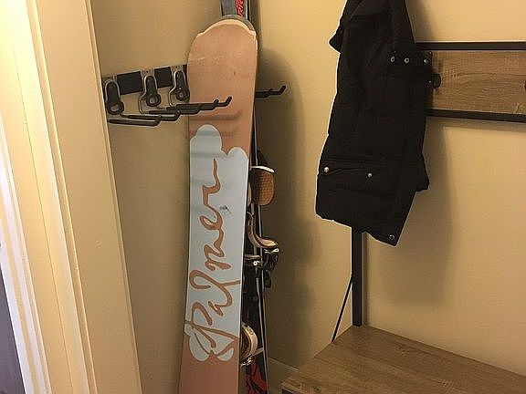 Mudroom entry with ski rack