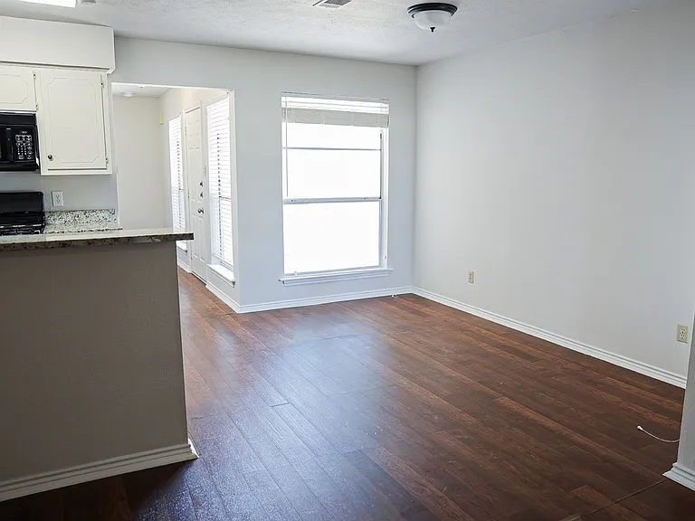 1302 Crescent St — Photo 17