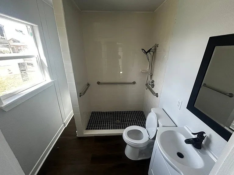 1742 Victoria St — Photo 9