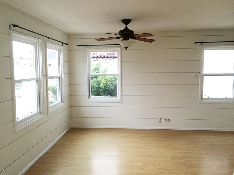 Living/sleeping area
