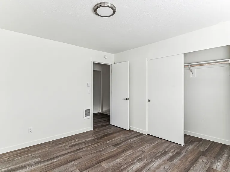 Midland Apartments — Photo 27
