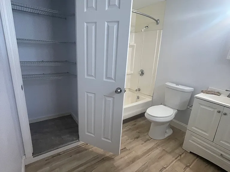 532 Warren St E — Photo 14