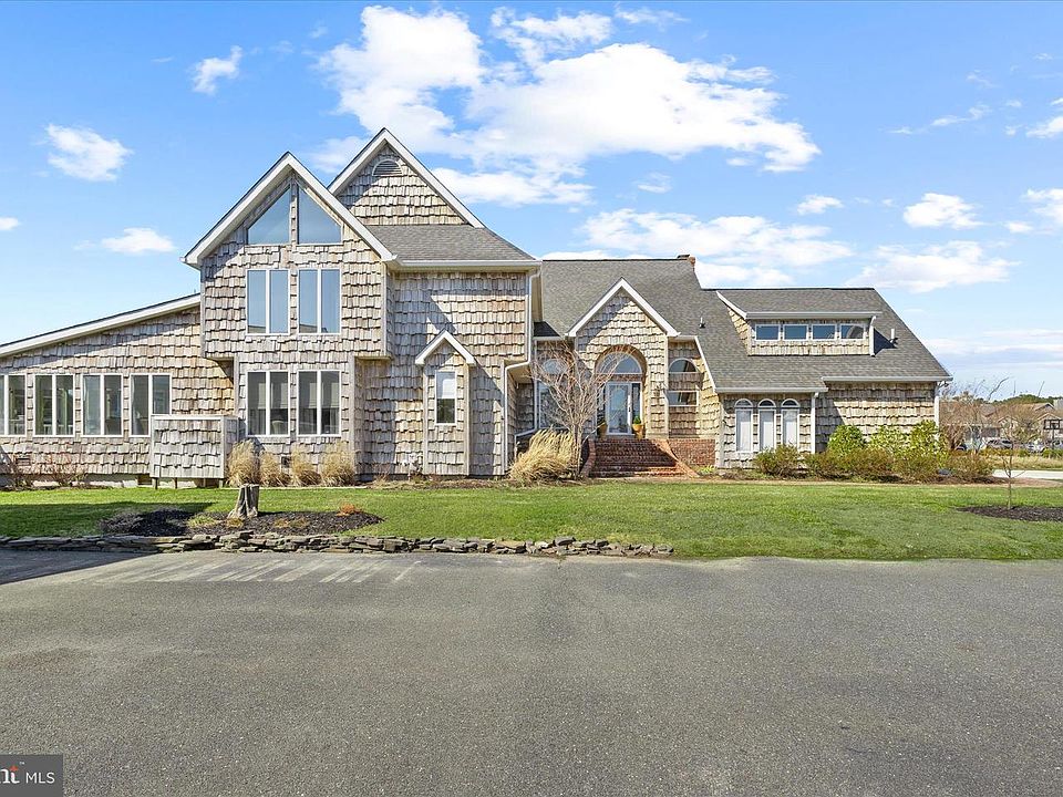 1st image of 18 Mallard Dr E