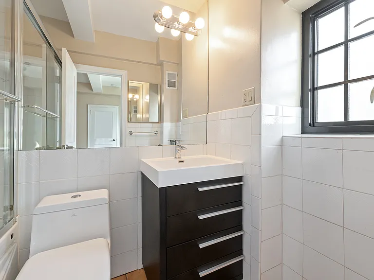 211 E 35th St #10G — Photo 8