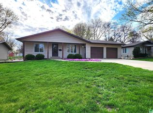 604 Florida Ave SW, Orange City, IA 51041