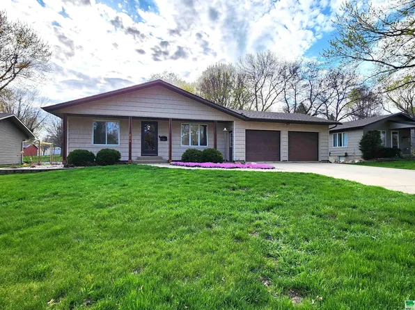 604 Florida Ave SW, Orange City, IA 51041