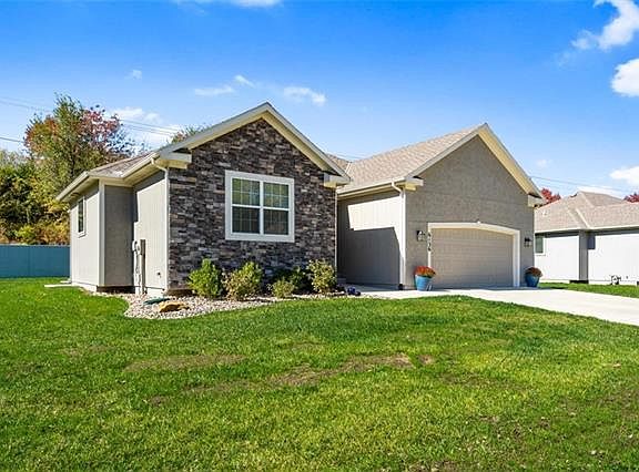 2nd image of 6136 N Green Hills Ln