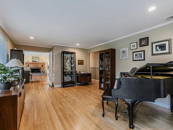 2nd image of 184 Oakside Dr