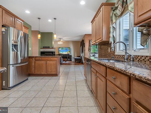 4th image of 1560 Willow Dr