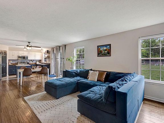 3rd image of 302 Deer Creek Dr