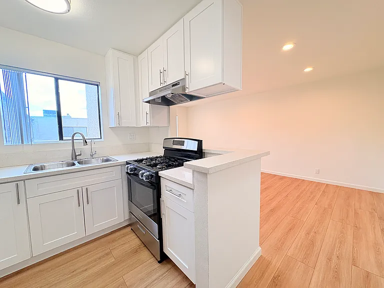 1340 Orange Grove Avenue — Photo 4