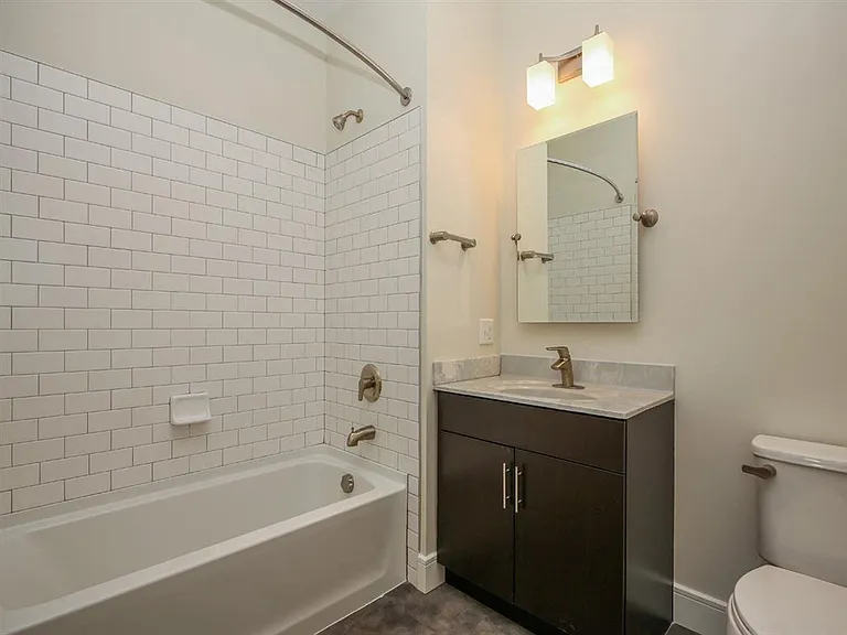Bathroom with Tub Shower and Subway Tile