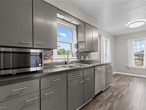 4th image of 429 W 41st St