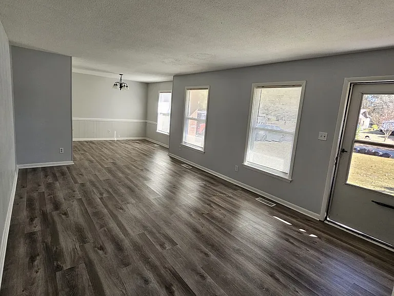 762 Gayron Dr — Photo 2