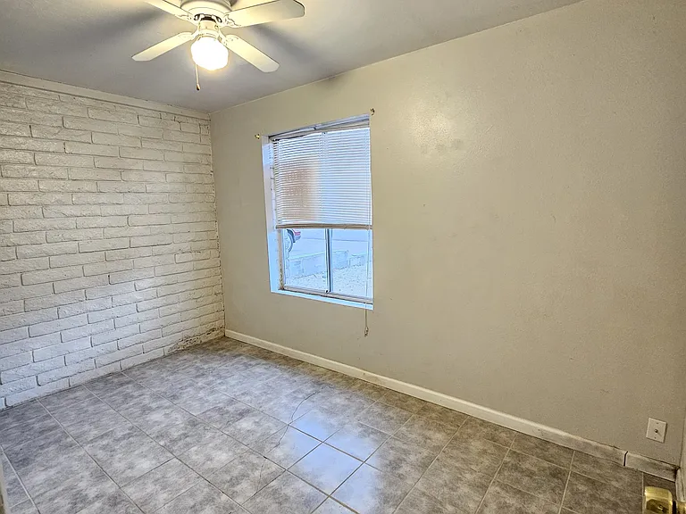 1820 W Wickieup Ln — Photo 5
