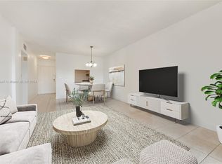 10900 SW 104th St APT 318, Miami, FL 33176