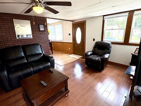 3rd image of 714 Hedge Ave