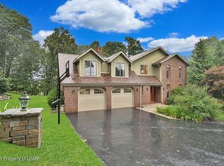 3 Old Well Ln, Dallas, PA 18612
