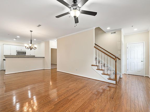 3rd image of 919 Magnolia Ct