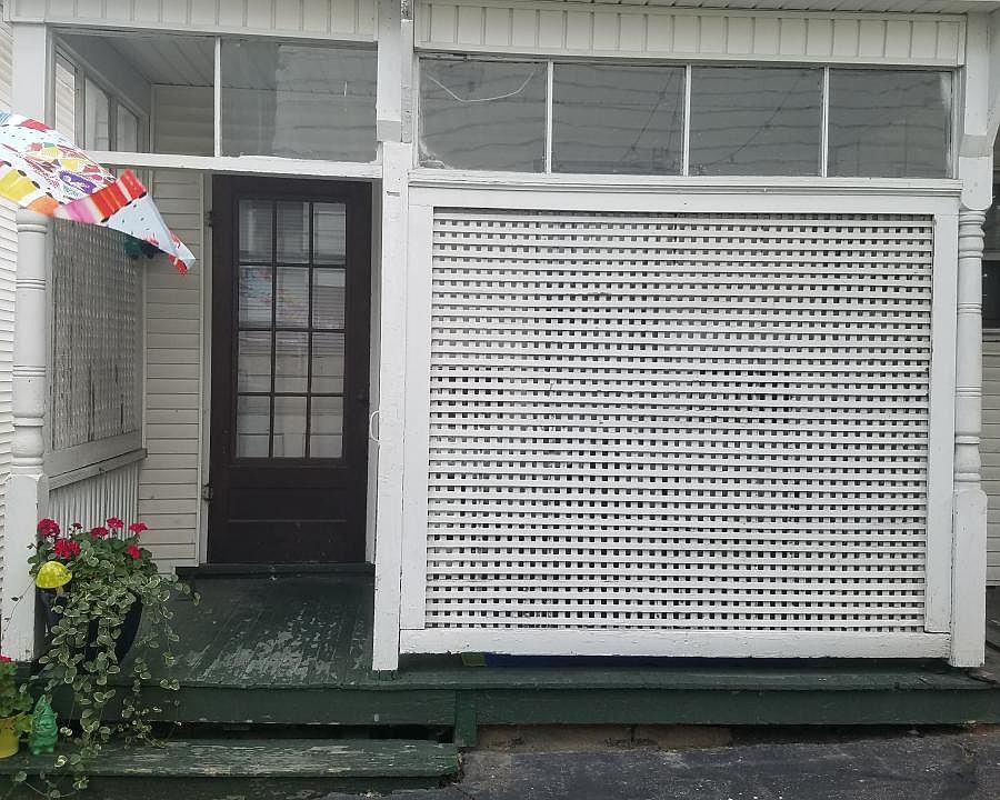 Private entrance and porch
