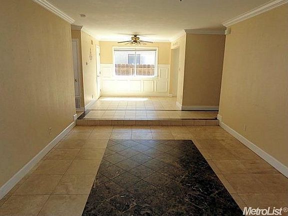 5th image of 431 Sharon Ct