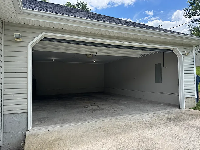 216 Pinewood Dr — Photo 5