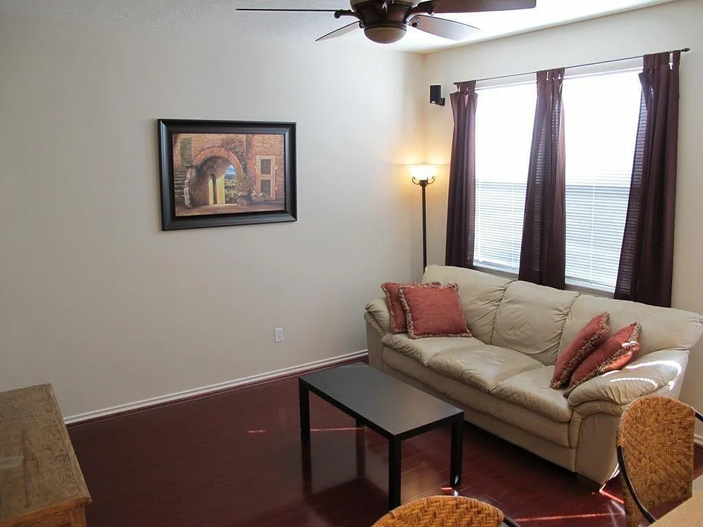 3 bed, 2.5 bath, 1502 sqft, $1,700 — Photo 3