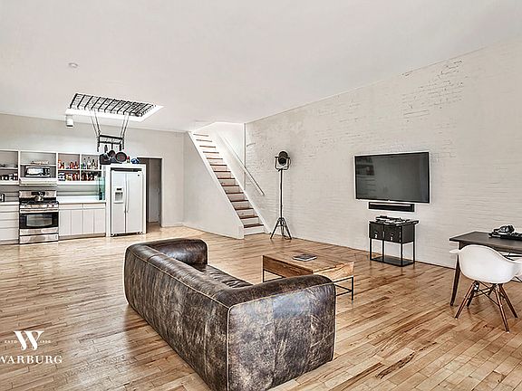 3rd image of 422 West Broadway