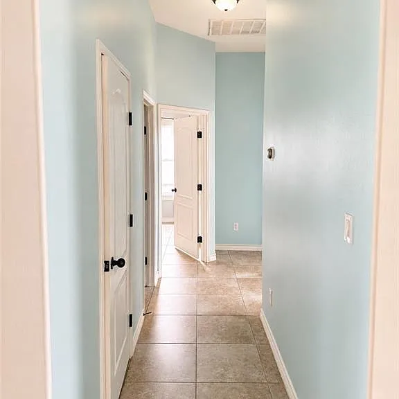 1805 Queens Ave — Photo 9