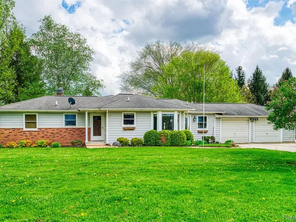 6841 Layton Rd, Fowlerville, MI 48836