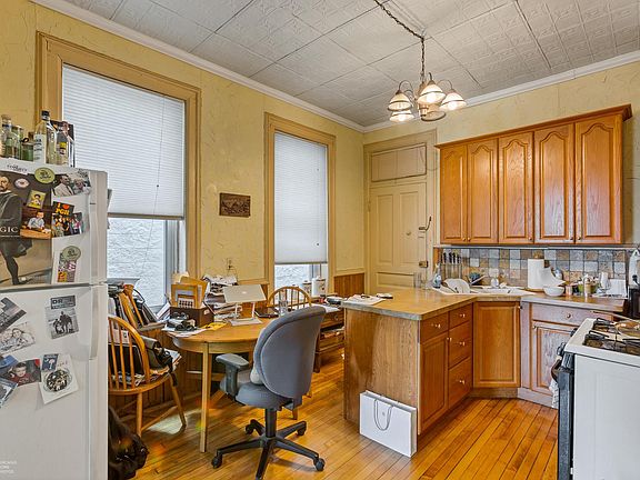 4th image of 1044 N Wood St #2F