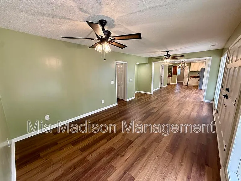 2233 E Derenne Ave — Photo 2