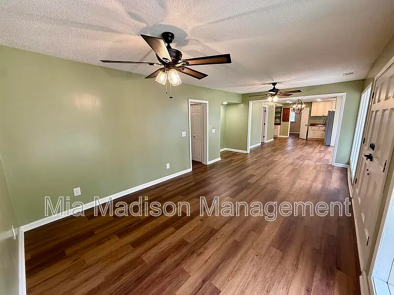 Building Photo - 2233 E Derenne Ave