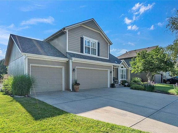 2nd image of 5528 NE Scenic Dr