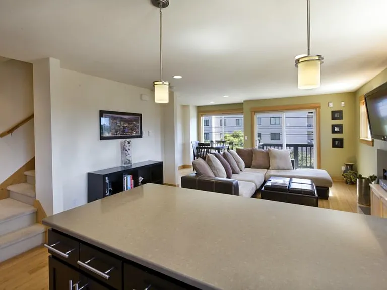 4039 7th Ave NE #A — Photo 2