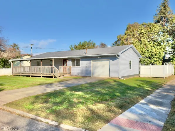 102 4th St, Belpre, OH 45714