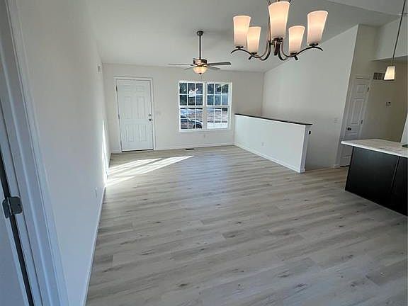 4th image of 160 Rivers Edge Dr